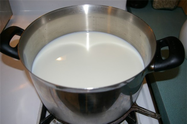Cách hâm nóng sữa tươi bằng nồi trên bếp