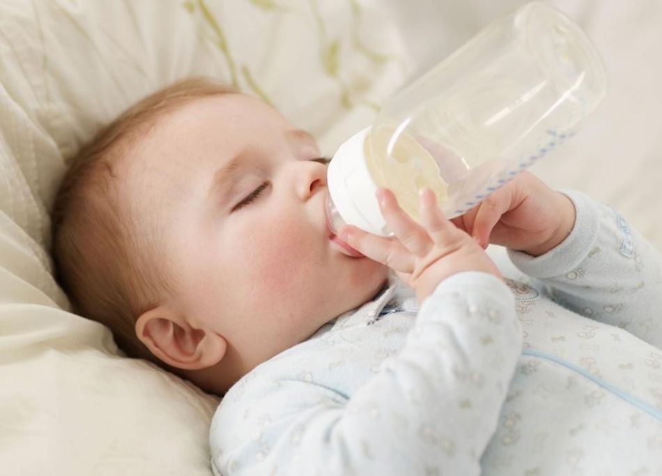 Chăm sóc trẻ đúng cách - trẻ sơ sinh uống sữa công thức
