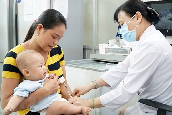 Nhiều trẻ phản ứng thuốc sau khi tiêm vắc xin 5 in 1 mới